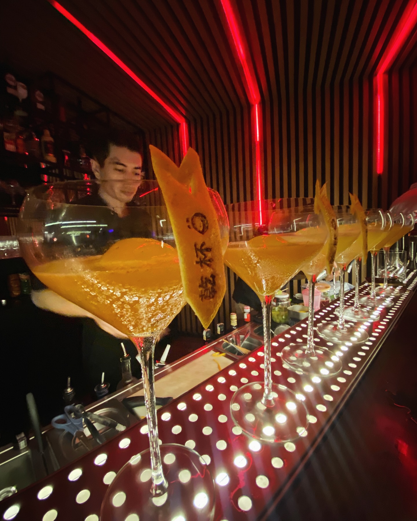 Balcao do bar com drinks