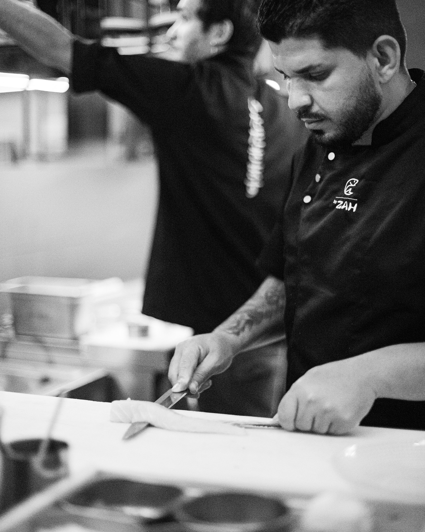 Chef cortando sashimi com precisao