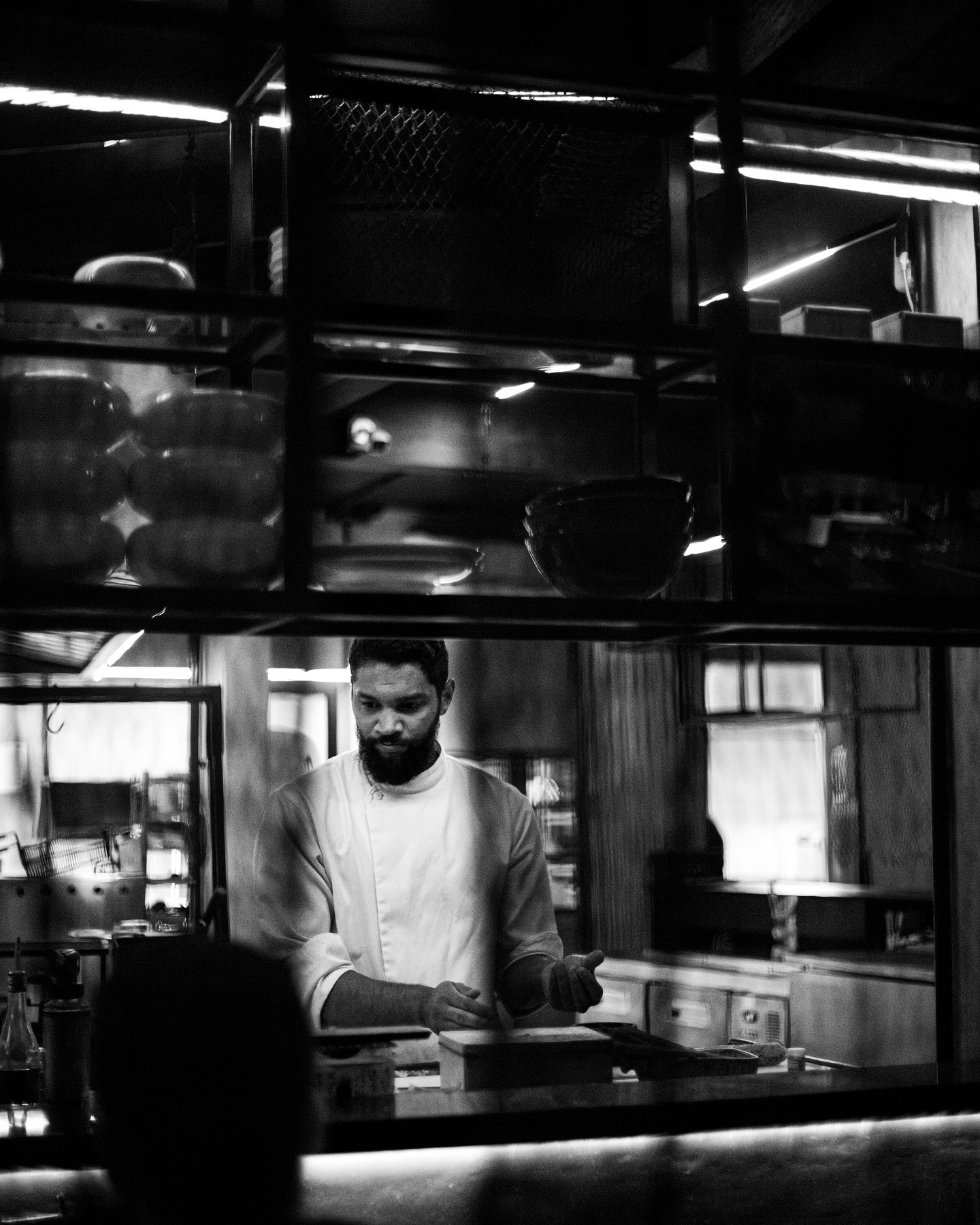 Chef com taca de sake