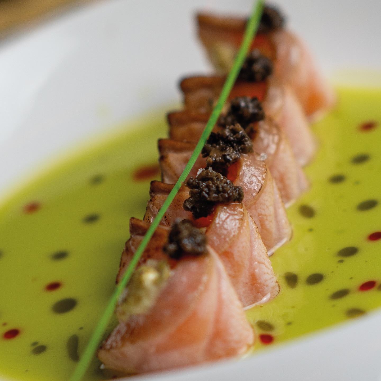 Tataki com trufa e molho verde