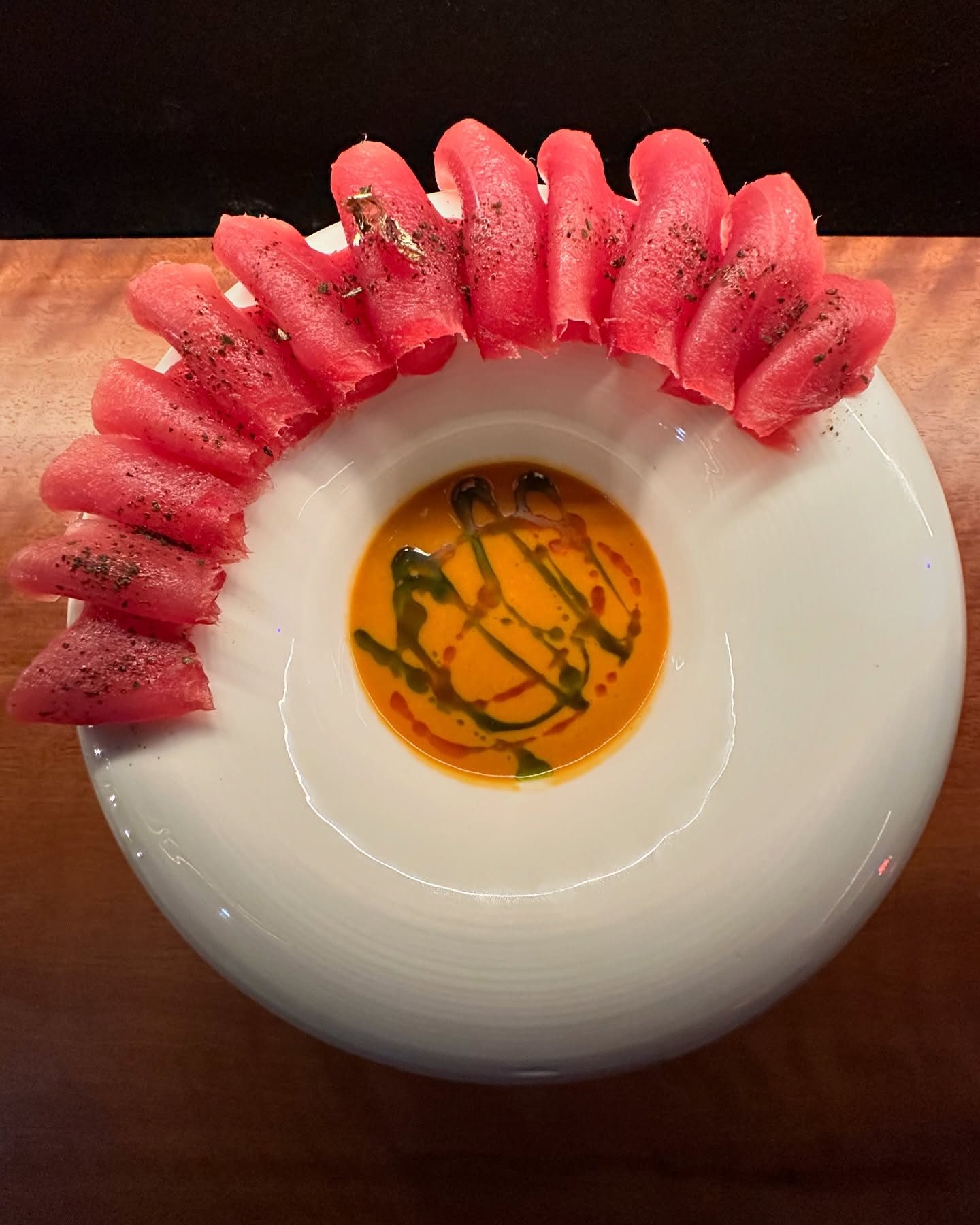 Omakase — sashimi de atum com empratamento artístico